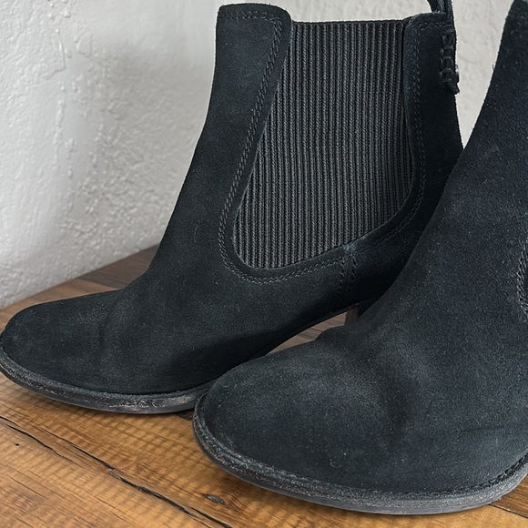 UGG black suede ankle high pull on round toe stacked heel bootie - Picture 6 of 10